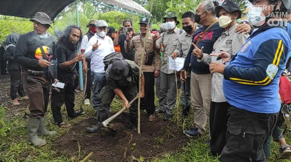FKS Kabupaten Kediri Bersama Pelajar Tanam Ribuan Bibit Pohon di Gunung Kelud