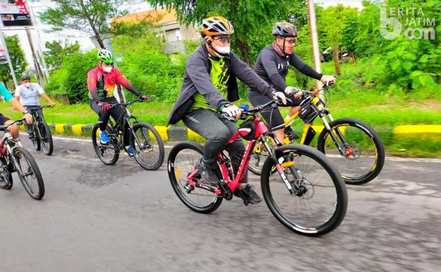 Bareng Kasdam, Dandim Lamongan Gowes Telusuri Paciran