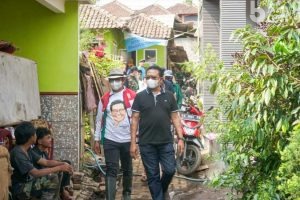 Temui Korban Banjir Bandang Kota Batu, Gus Ali Beri Sembako dan Alat Bangunan