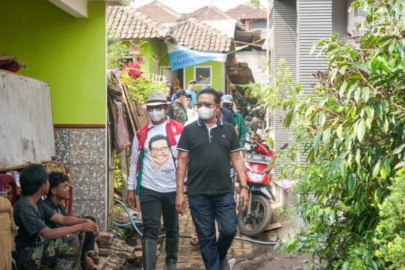 Temui Korban Banjir Bandang Kota Batu, Gus Ali Beri Sembako dan Alat Bangunan