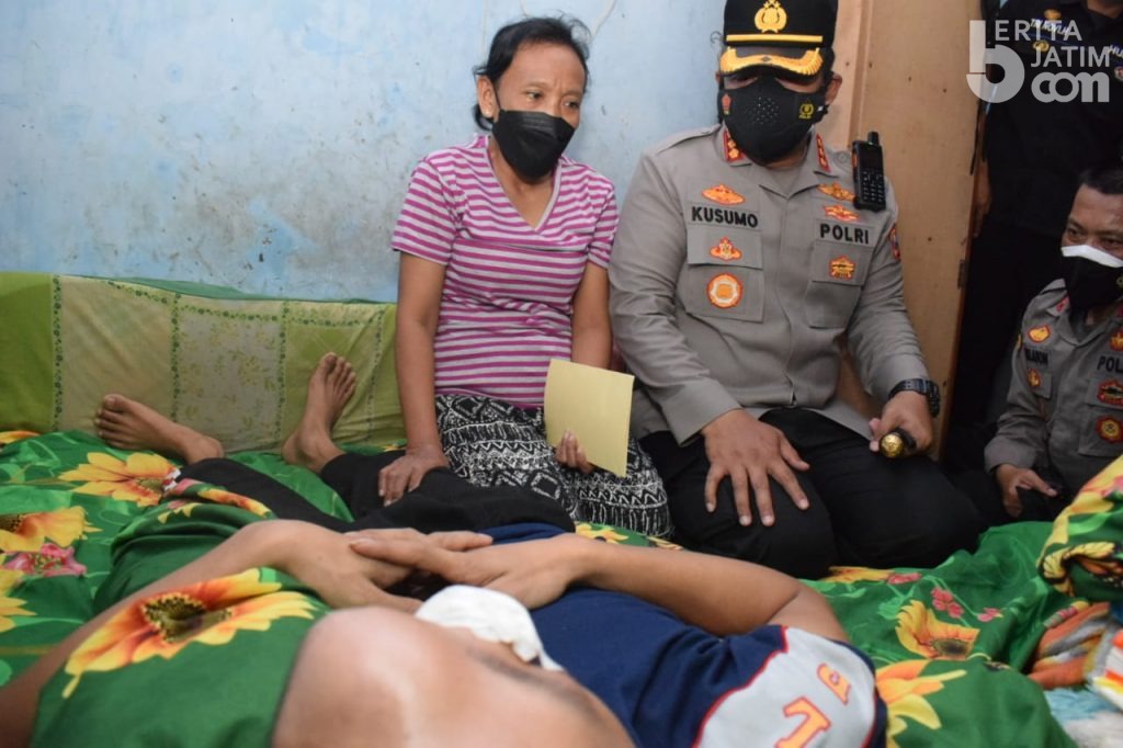 Kapolresta Sidoarjo Bantu Warga Sakit Tumor di Barengkrajan Krian