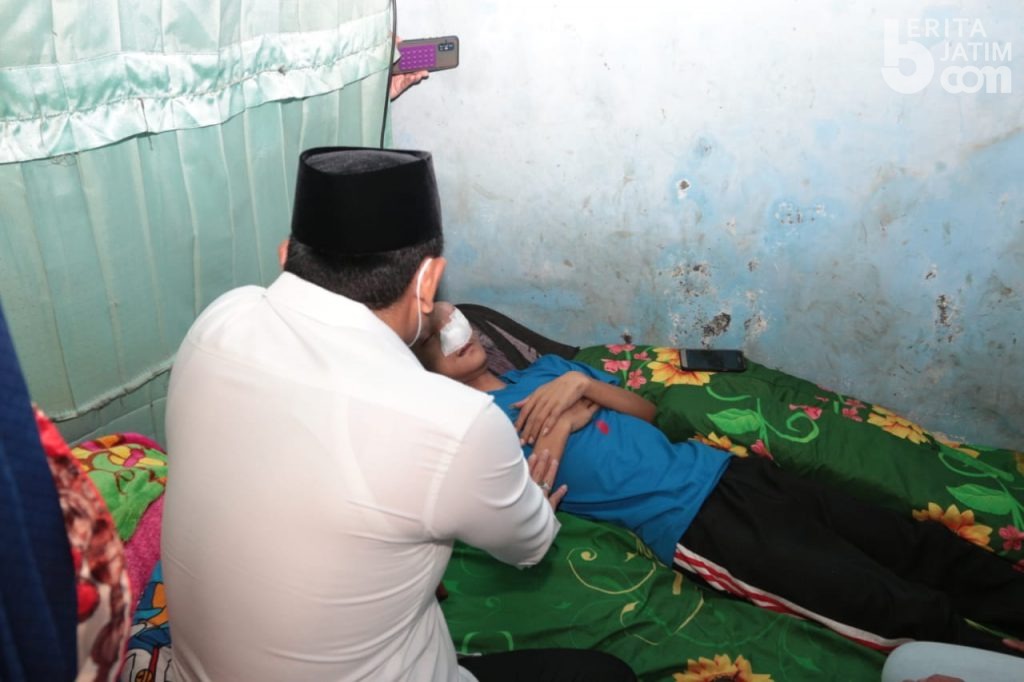 Wabup Sidoarjo H Subandi Jenguk Warga Penderita Tumor