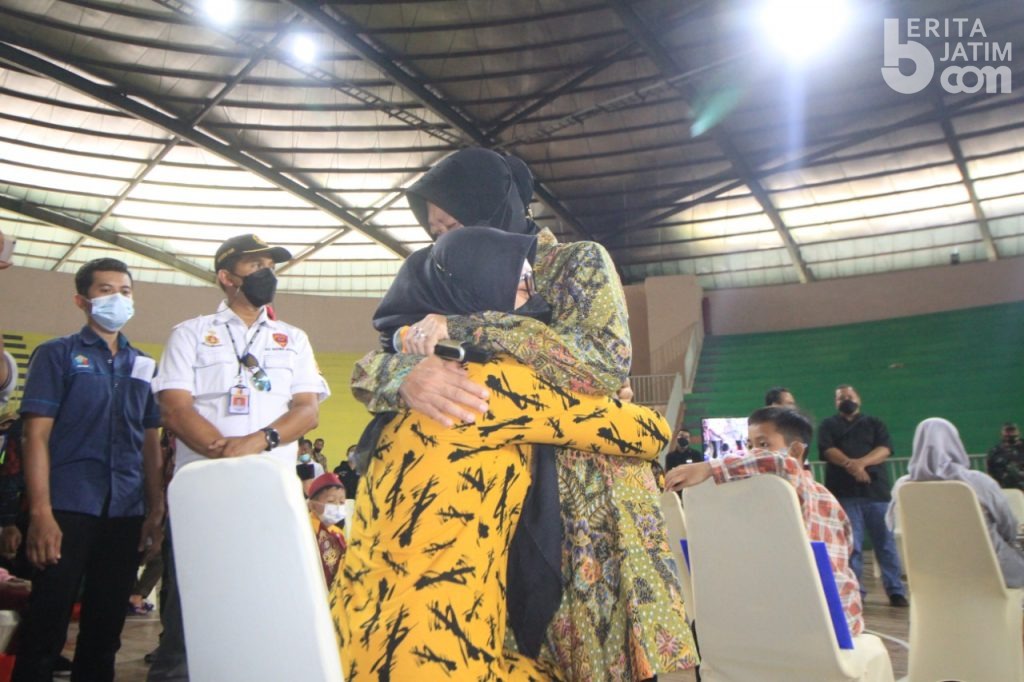 Dalam Pelukan Mensos Risma, Nita Merasa Nyaman