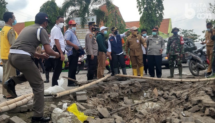 Wagub Jatim Emil Dardak Kunjungi Pengungsi Banjir Kali Lamong