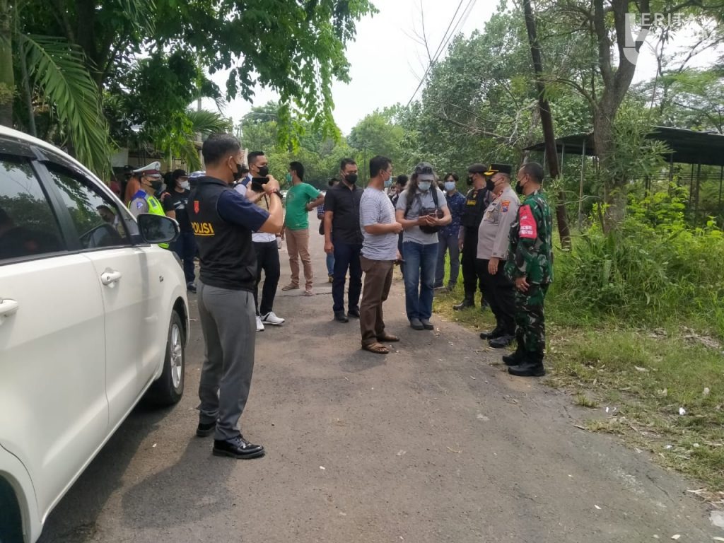 Petugas Sita Laptop dan Puluhan Buku Terduga Teroris di Perum KBD Driyorejo Gresik