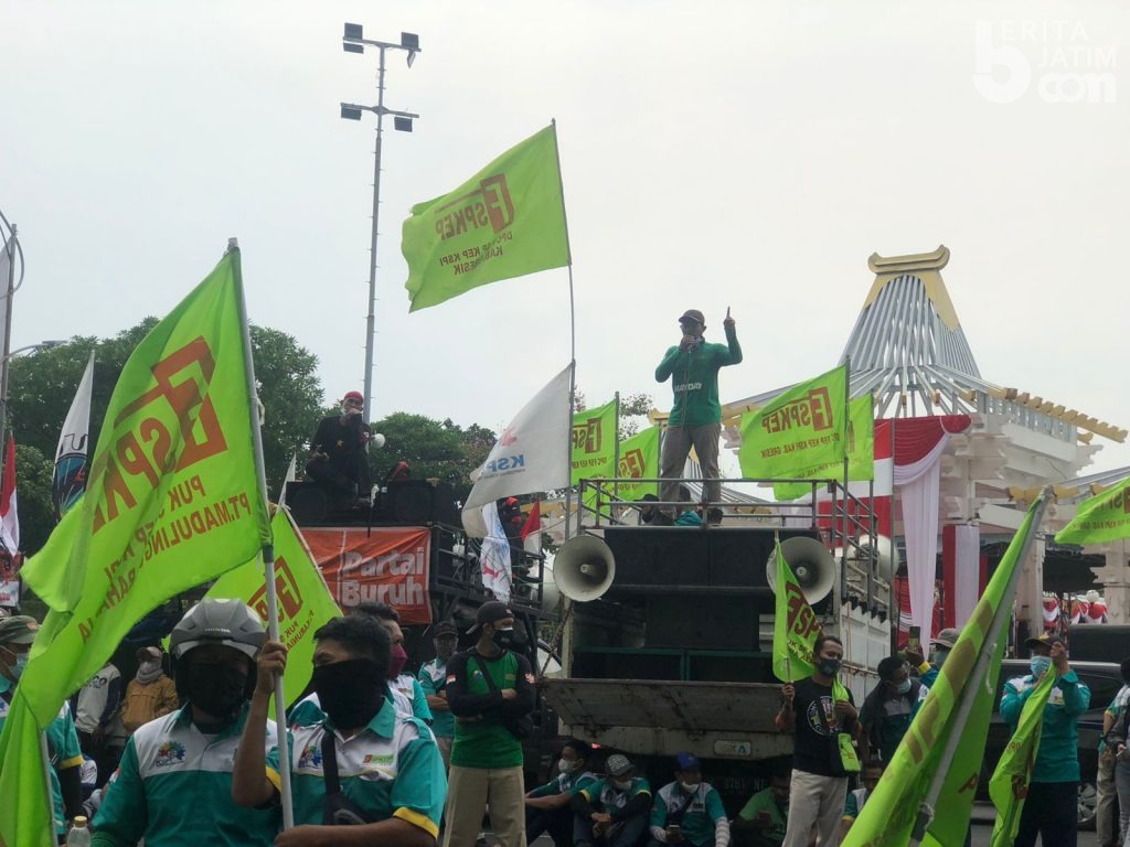 Hari Pahlawan, Buruh Kembali Demo di Depan Kantor Gubernur Jatim