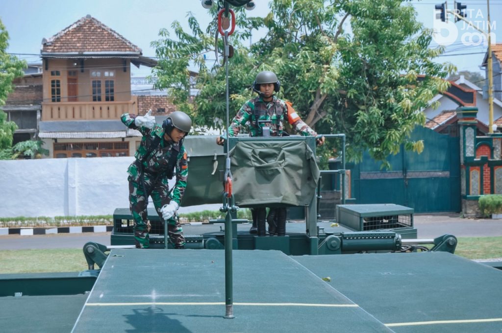 Prajurit Yonzipur Latihan Dengan Alat Tempur M3I Amphibious Pontoon
