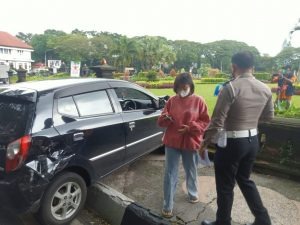 Pengendara Mobil Tabrak Tembok Alun-alun Tugu Malang Sampai Hancur