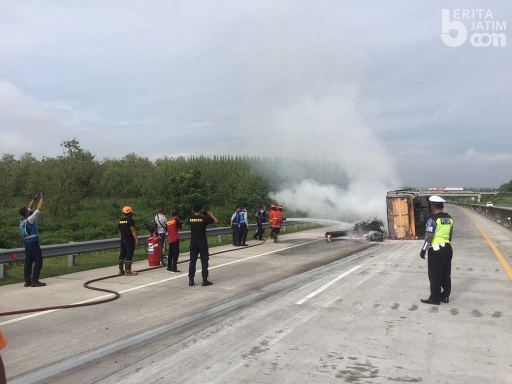 Truk Pecah Ban di Tol Madiun, Muatan Terbakar