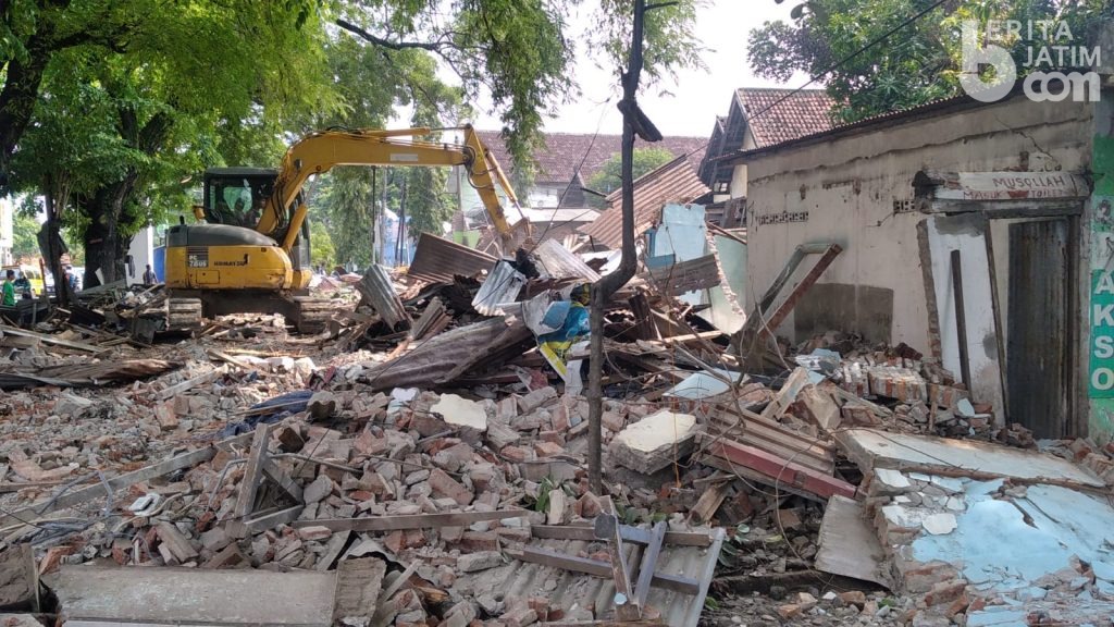 PT KAI Daop 8 Surabaya Gusur Bangunan di Stasiun Bangil Pasuruan