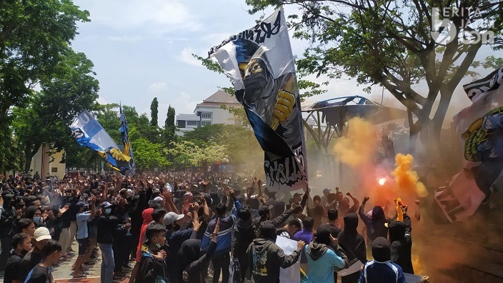 Gelar Aksi, Ratusan Suporter Tuntut Pemecatan Pelatih Persela