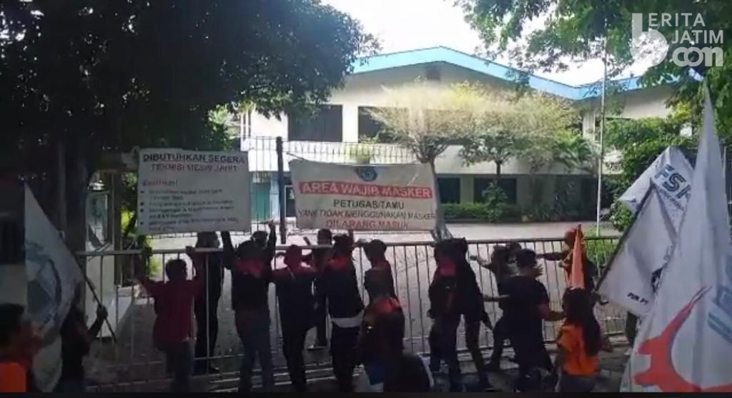 Lakukan Sweeping, Massa Buruh Jebol Pagar Pabrik di Rungkut Surabaya