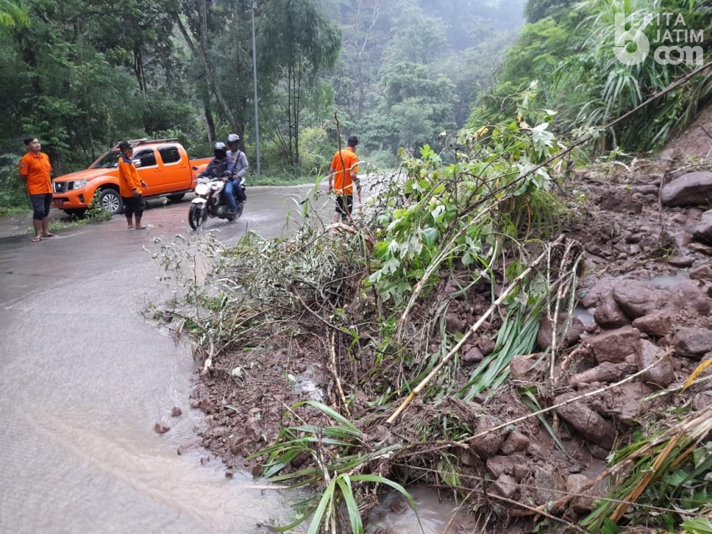 Tebing di Goa Gembyong Pacet Mojokerto Longsor