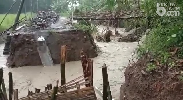 Diterjang Luapan Air Sungai, Jembatan Antar Desa di Mojokerto Putus