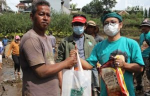 Sekjen PKB Pulang Kampung Bantu Korban Banjir Kota Batu dan Malang