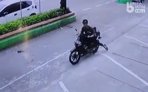 Pencuri Motor di Masjid Ngawi Terekam CCTV