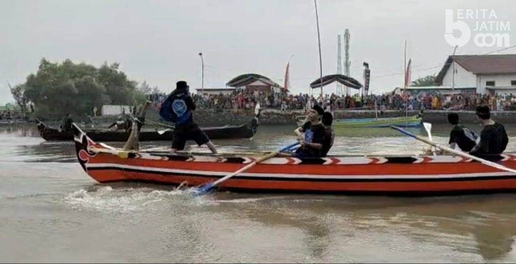 Serunya Lomba Dayung Perahu Nelayan di Kota Pasuruan