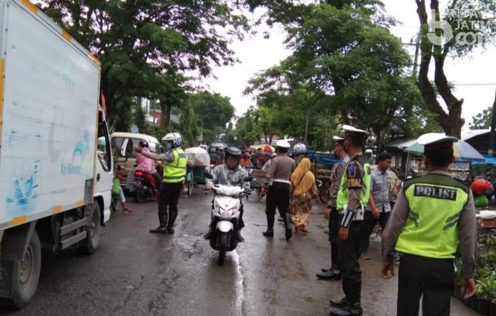 Personil Polres Pamekasan Urai Kemacetan di Pasar 17 Agustus