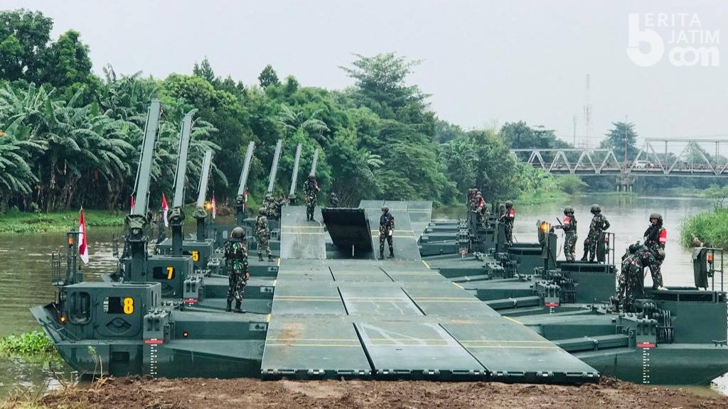 Kendaraan Tempur Baru Yonzipur 10/2 Kostrad Latihan di Sungai Ngotok Mojokerto