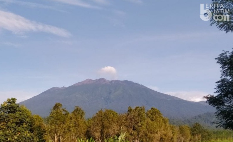 Gunung Raung Banyuwangi Muncul Asap Putih