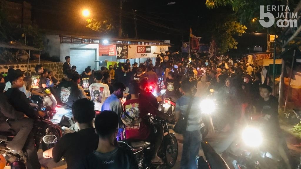 Ribuan Pesilat Geruduk Kantor Polsek Dawarblandong Mojokerto serta Blokir Jalan