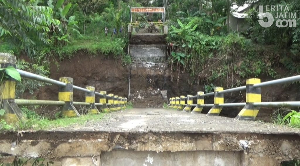 Jembatan Sarangan Glenmore Banyuwangi Ambrol, Puluhan KK Terisolir