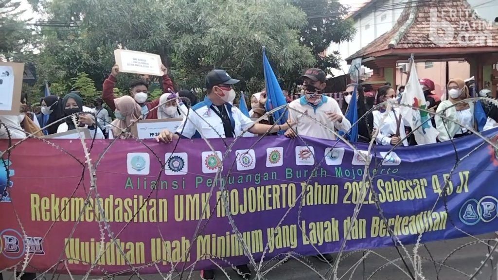 Sempat Blokir Jalan, Ratusan Buruh Aksi Depan Kantor Bupati Mojokerto