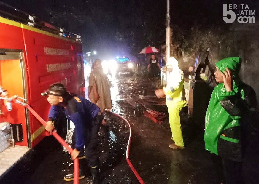 Diduga Tersambar Petir, Gudang Mebel di Ponorogo Terbakar