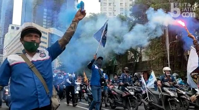 Gagal Temui Gubernur Jatim, Buruh Akan Berdemo Lagi Besok Buruh saat berdemo di depan Gedung Negara Grahadi Surabaya, tanggal 29 November 2021 lalu.
