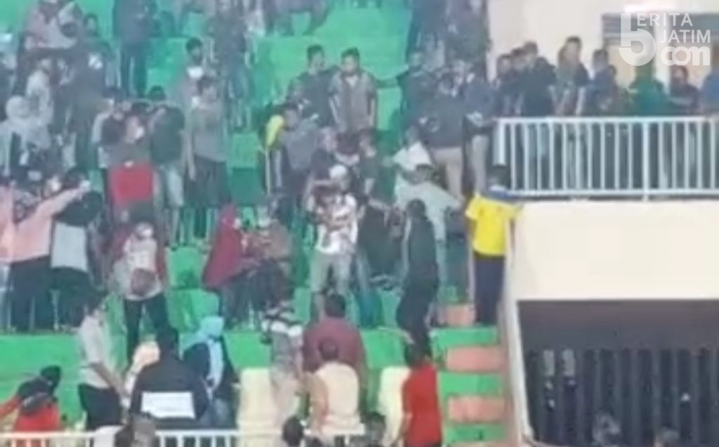Penonton Bola Voli Putra Piala Walikota Pasuruan Ricuh