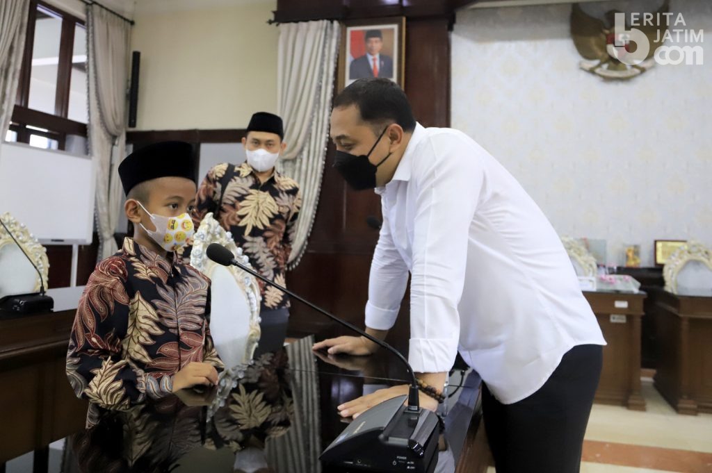 Lepas Calon 48 Kafilah MTQ ke Pamekasan, Eri: Saya Tunggu Senyum Kemenangan untuk Surabaya
