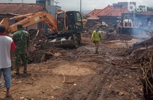 Satgas PU dan BPB Linmas Surabaya Bersihkan Material Dampak Longsor di Batu