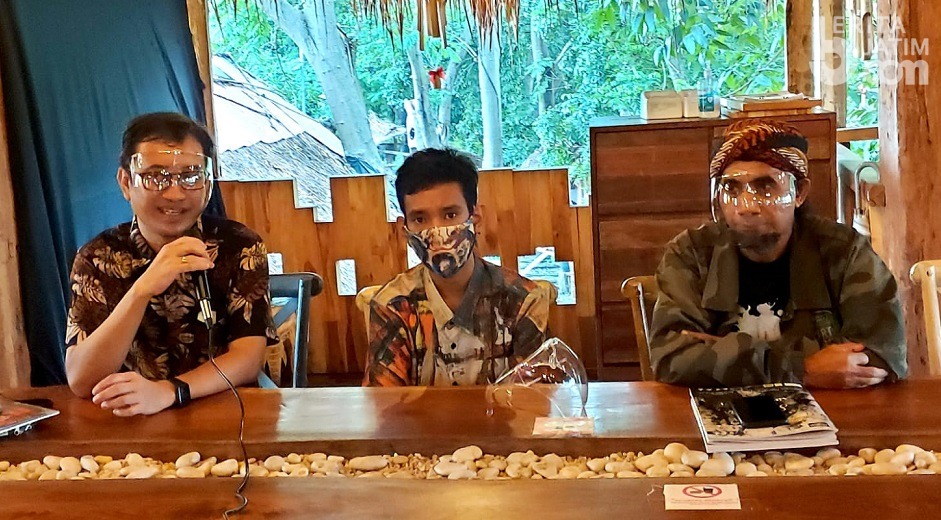 Pemuda Asal Surabaya Gelar Pameran Lukisan Bertitel Laut Lestari