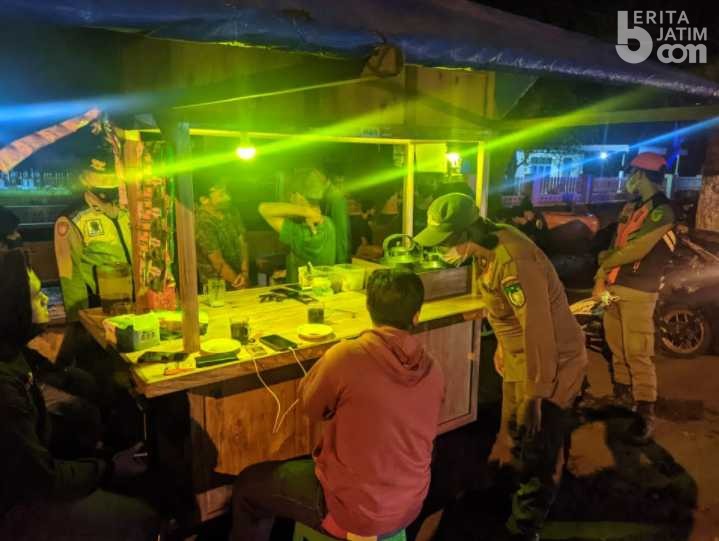 Nasi kucing yang banyak dijual di angkringan.