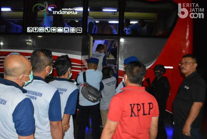 Kanwil Kemenkumham Jatim Pindahkan 34 Narapidana ke Nusa Kambangan