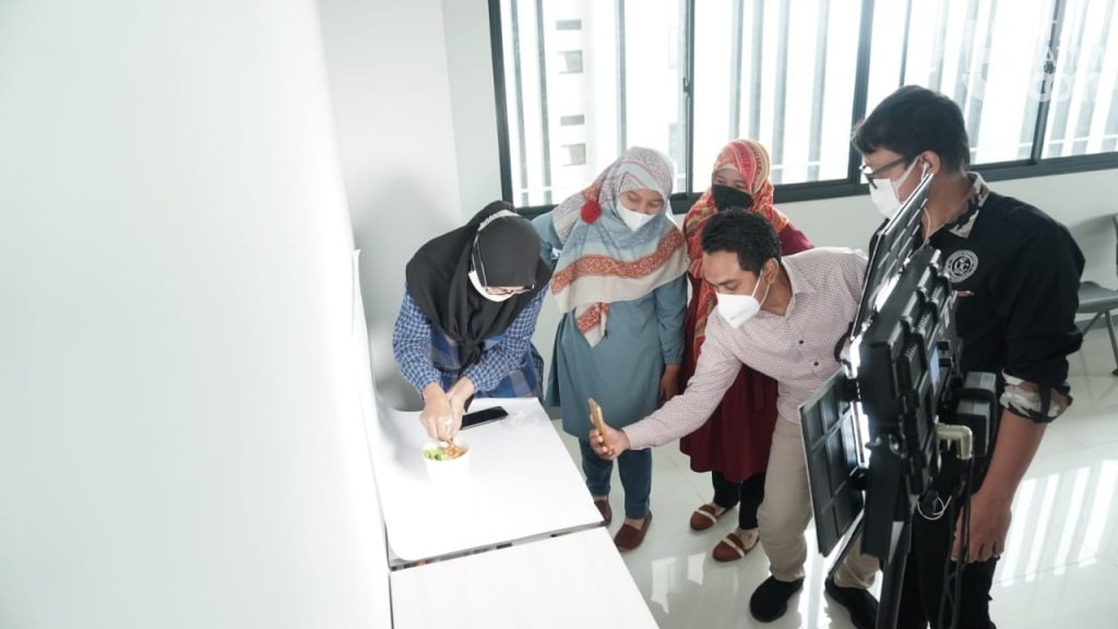 Program Abdimas UC Beri Pelatihan Fotografi Bagi Para Pengelola UMKM di Lakarsantri