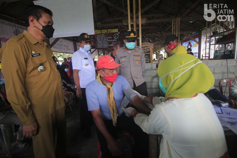 Petugas Vaksinasi di Kabupaten Kediri Blusukan ke Pasar Sapi
