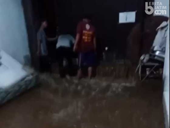 Banjir Jebol Tembok 2 Pesantren di Jember