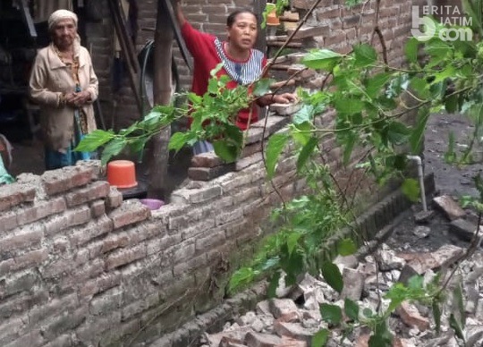 Dapur Rumah Warga di Jombang Ambruk Diterjang Angin Kencang