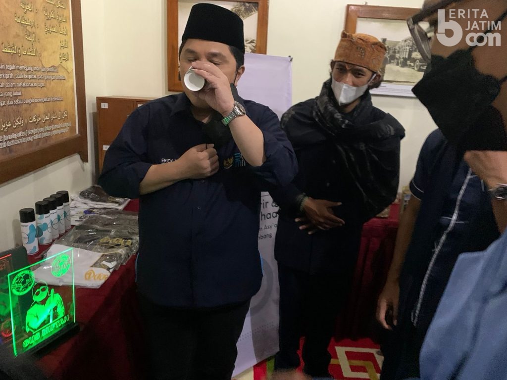Menteri BUMN Erick Thohir ‘Nyruput’ Kopi Produksi Mahasiswa Unhasy Jombang