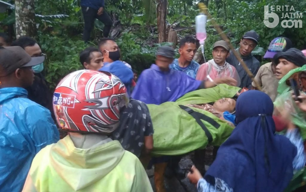 Pingsan di Gunung Raung, Seorang Pendaki Dievakuasi pendaki raung