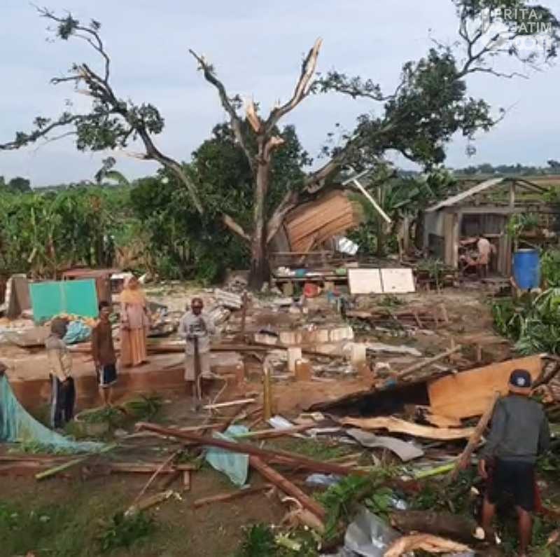 Diterjang Puting Beliung, Warung Makan di Tuban Ambruk Rata dengan Tanah