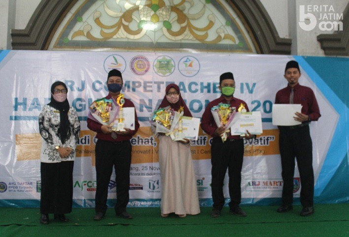 Guru SIT Ar Ruhul Jadid Jombang Terima Penghargaan