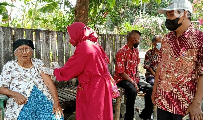 Vaksinasi Lansia di Kecamatan Megaluh Jombang Lampaui Target