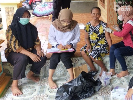 Emak-emak di Jombang Ikuti Vaksinasi Covid di Teras Rumah