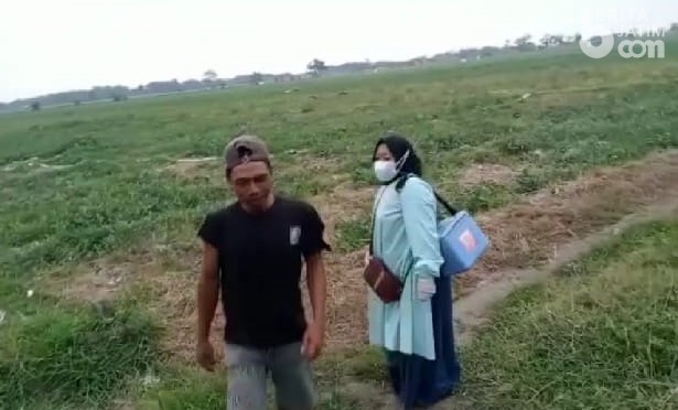 Vaksinasi Petani, Nakes Puskesmas Megaluh Jombang Susuri Sawah