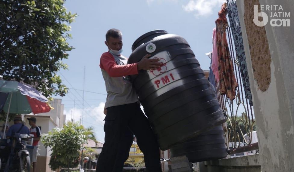 PMI Jember Tembus Medan Berat Semeru dan Gerojok 58 Ribu Liter Air Bersih
