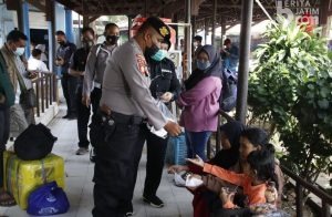 Polres Sumenep Vaksinasi Ratusan Penumpang di Terminal Arya Wiraraja