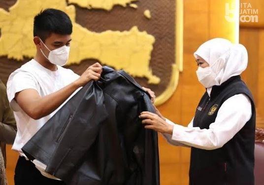 Ketika Gubernur Khofifah Bertemu Pembalap Moto3 Mario di Grahadi
