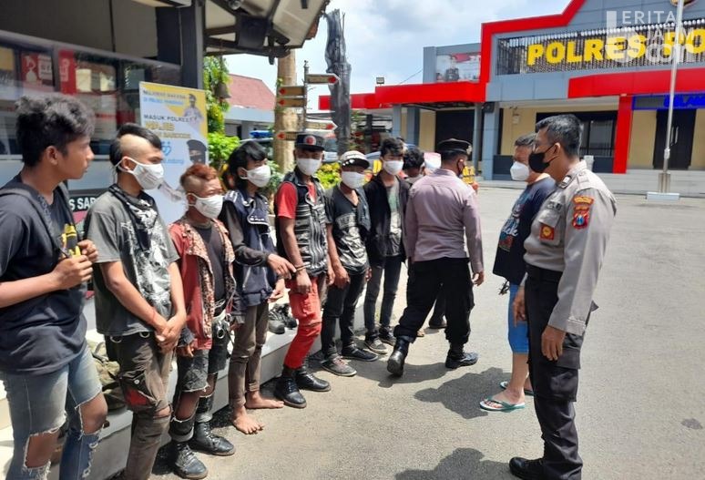Anak-anak Punk Dirazia Polres Ponorogo, Rambutnya Dirapikan
